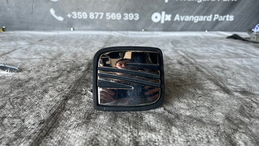 Seat Leon емблема с дръжка