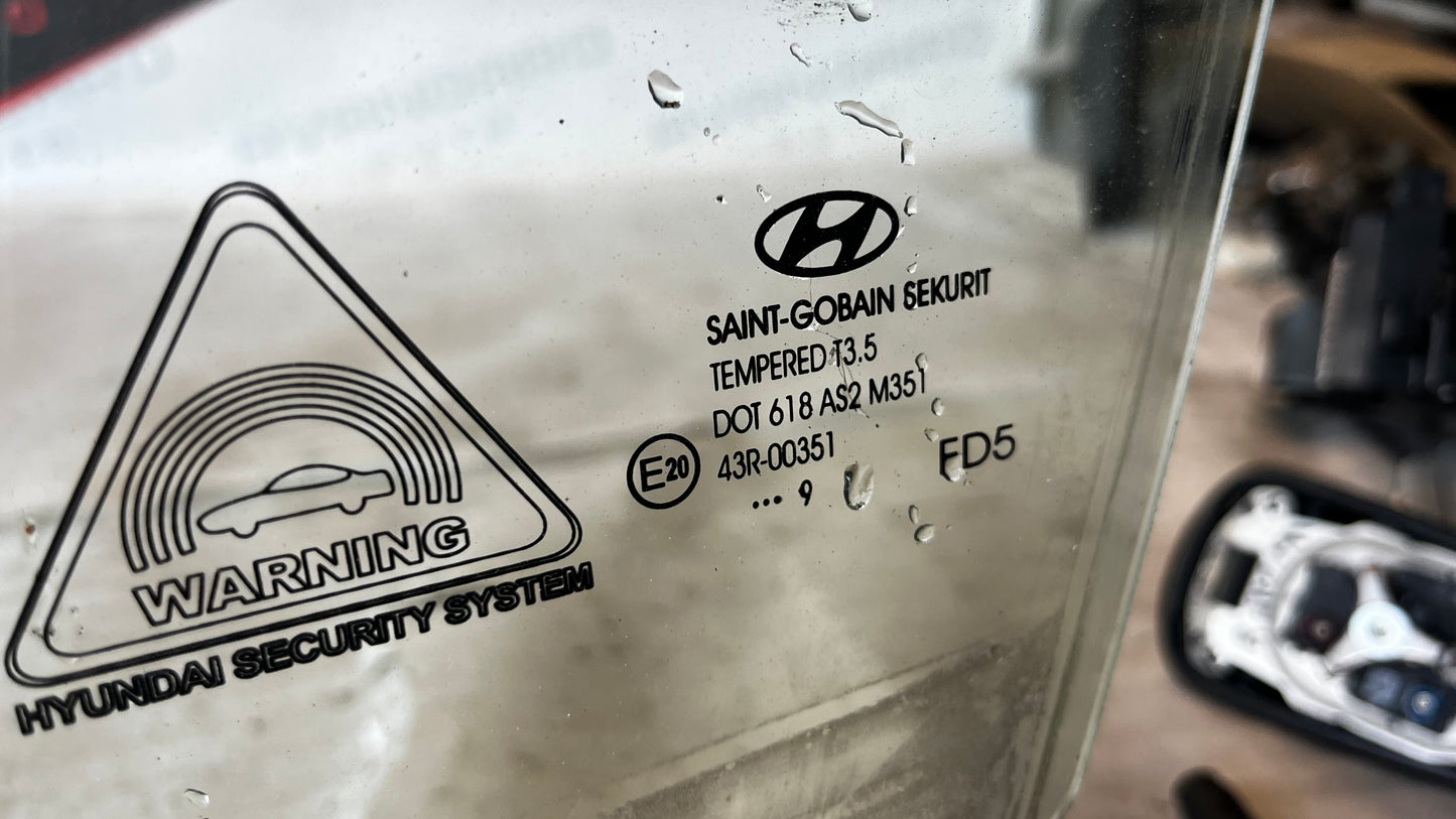 Hyundai i30 предно ляво стъкло