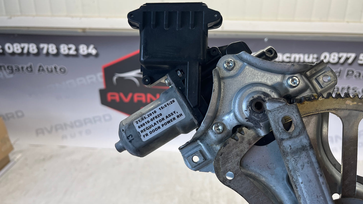 Toyota Verso 13- преден десен стъклоповдигач