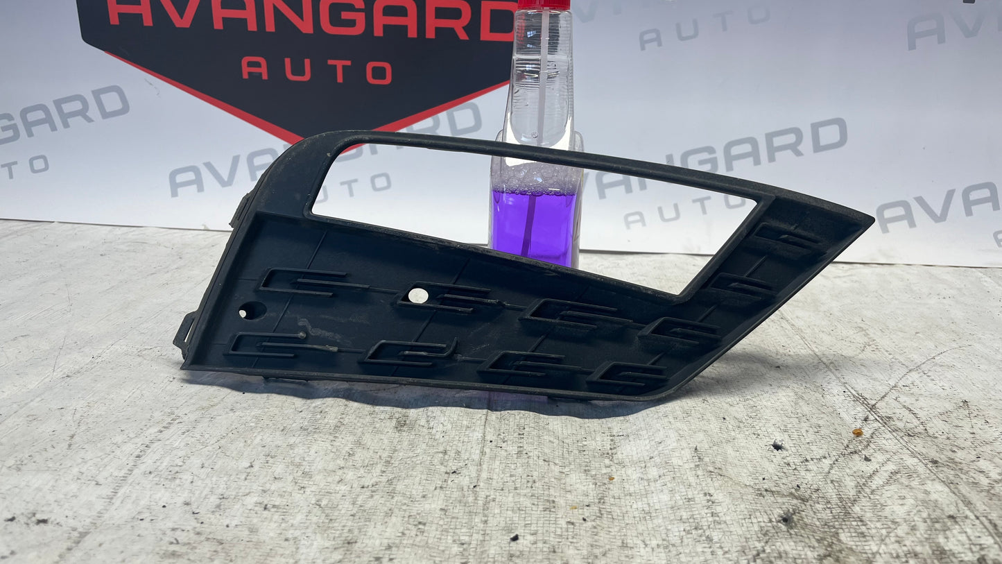 Seat Leon 17- дясна решетка за халоген