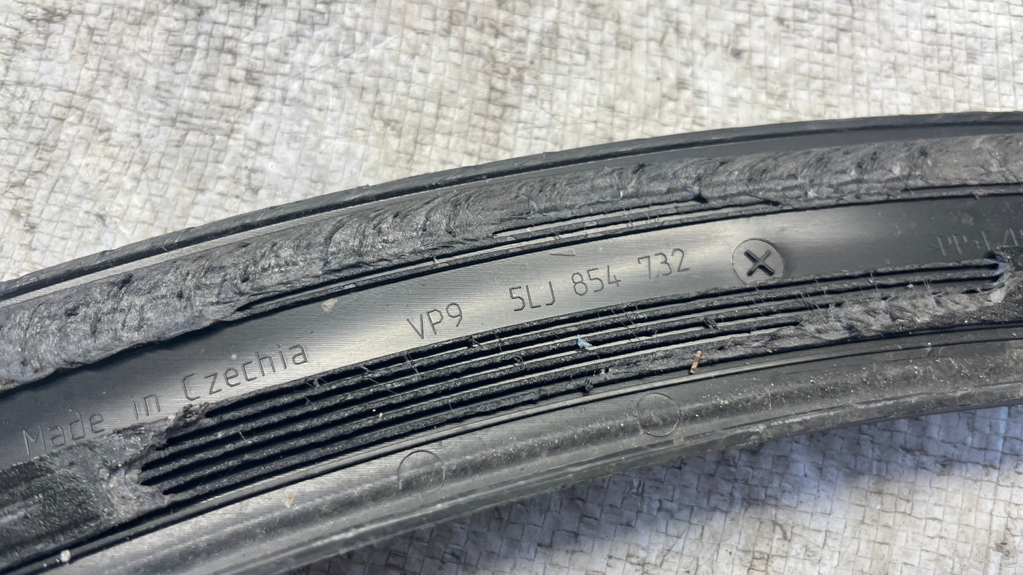 Skoda Elroq вежда предна дясна