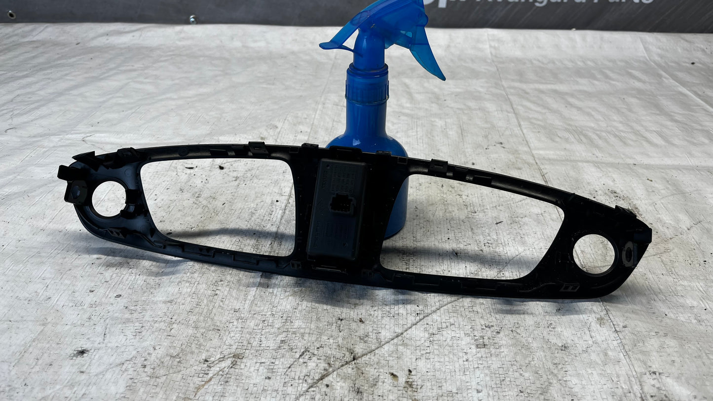 Renault Scenic 11- централна интериорна лайстна