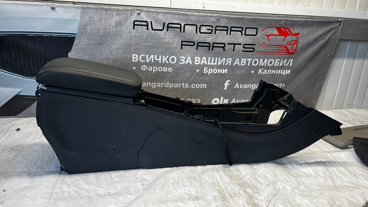 Mercedes CLA 200 средна конзола с жабка