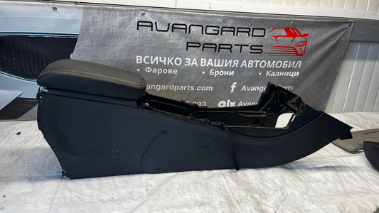 Mercedes CLA 200 средна конзола с жабка