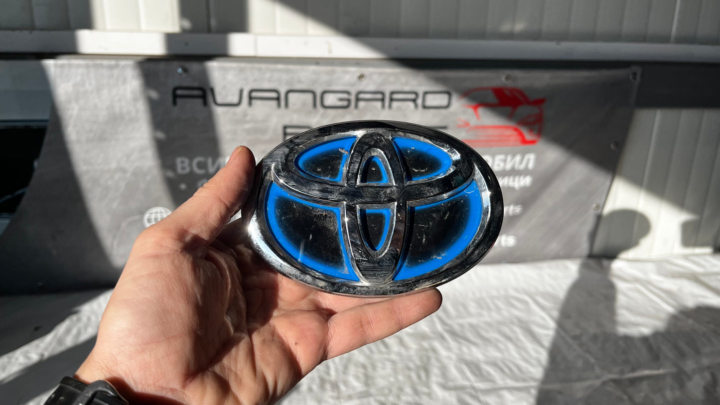 Toyota Yaris Hybrid емблема