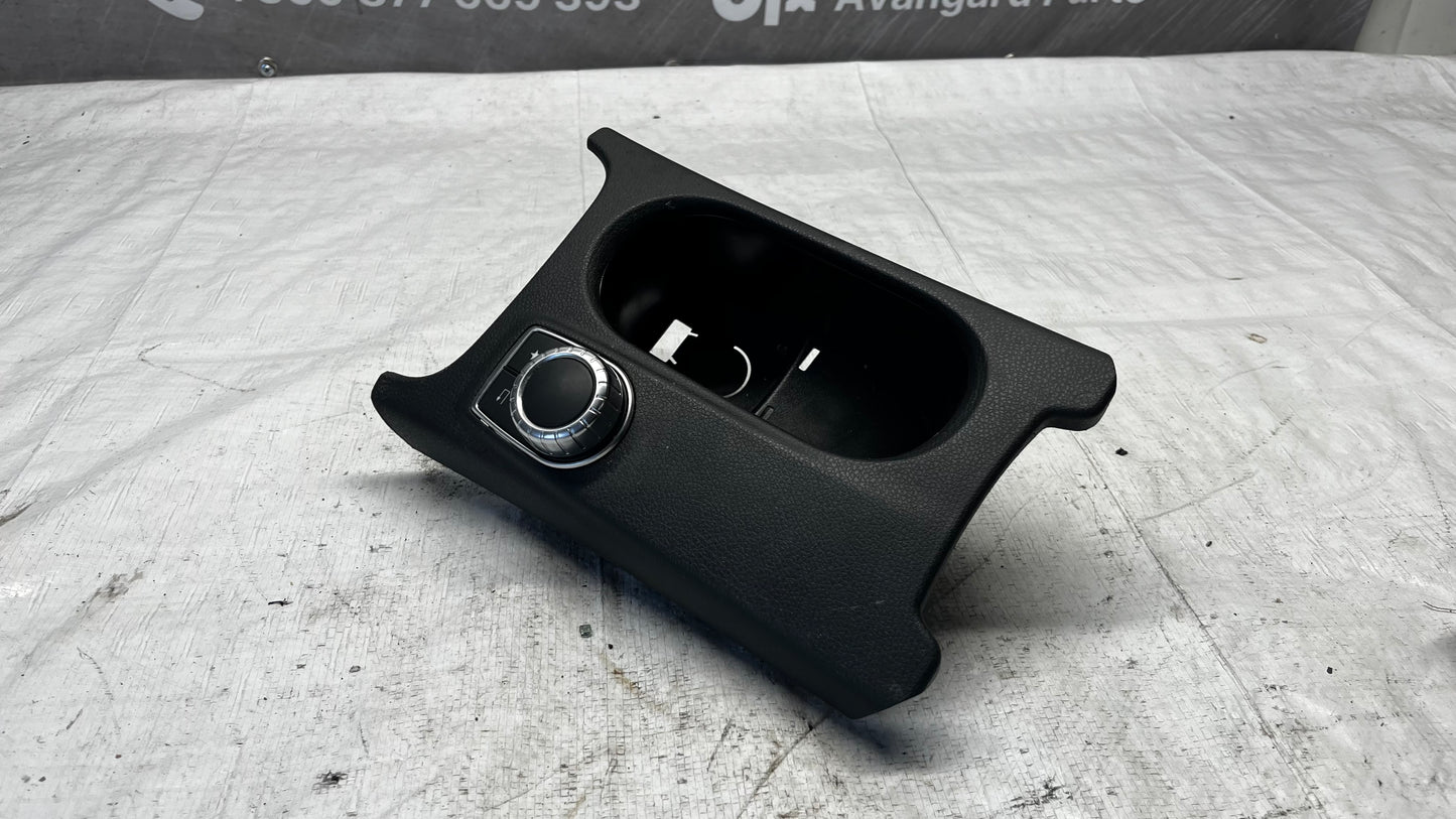 Mercedes CLA 250 къпхолдър с бутон