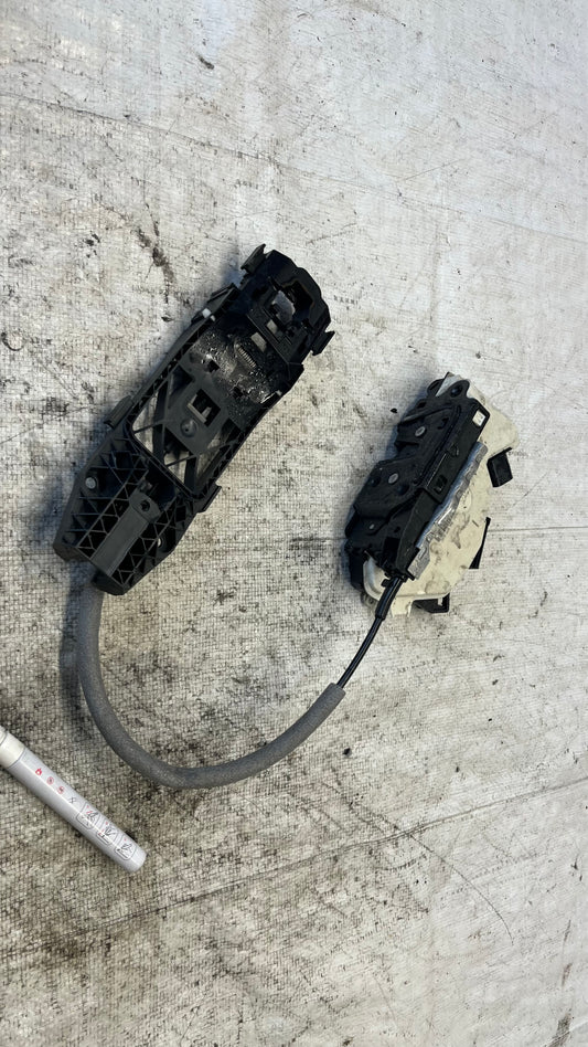 Volkswagen Tiguan 5N брава и дръжка предна дясна врата