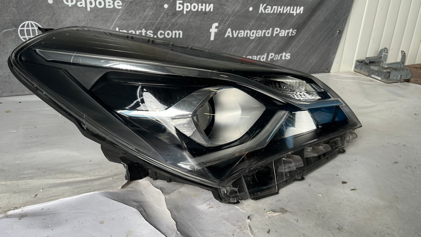 Десен фар Toyota Yaris 3 2017-