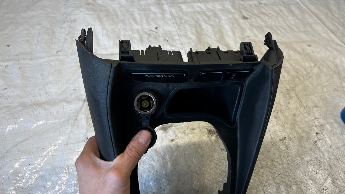 Ford Transit Courier 1 конзола със запалка