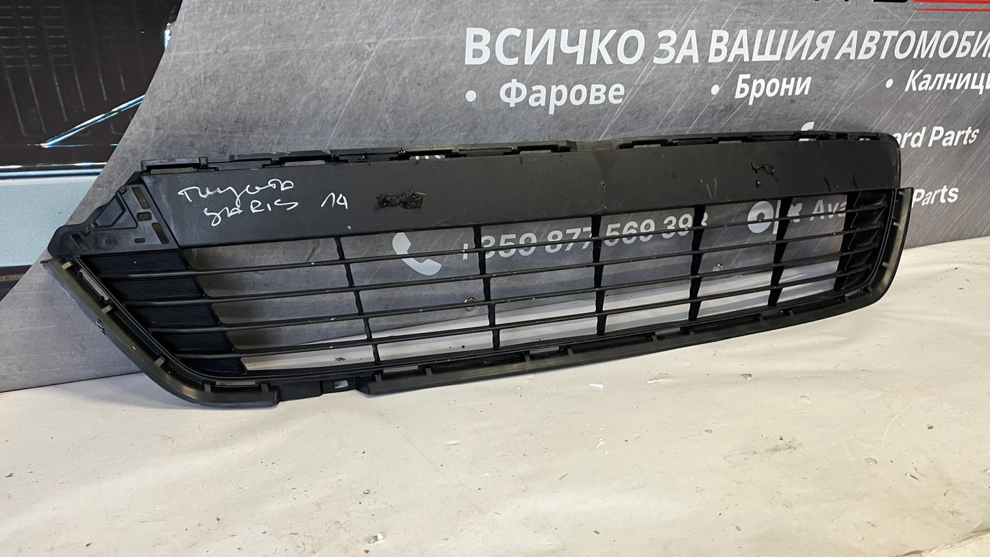 Решетка Toyota Yaris 2011-2014