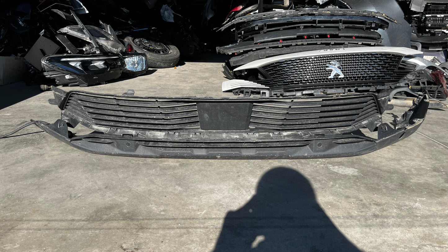 Peugeot 5008 2 предна решетка с лип