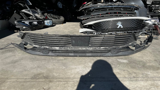 Peugeot 5008 2 предна решетка с лип