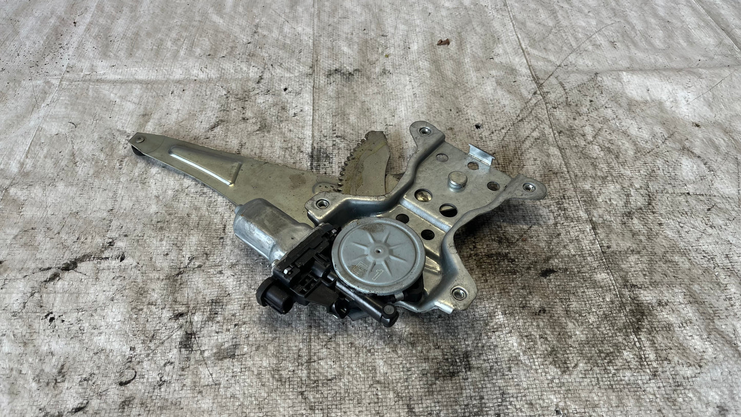 Suzuki Swift 06- стъклоповдигач заден ляв