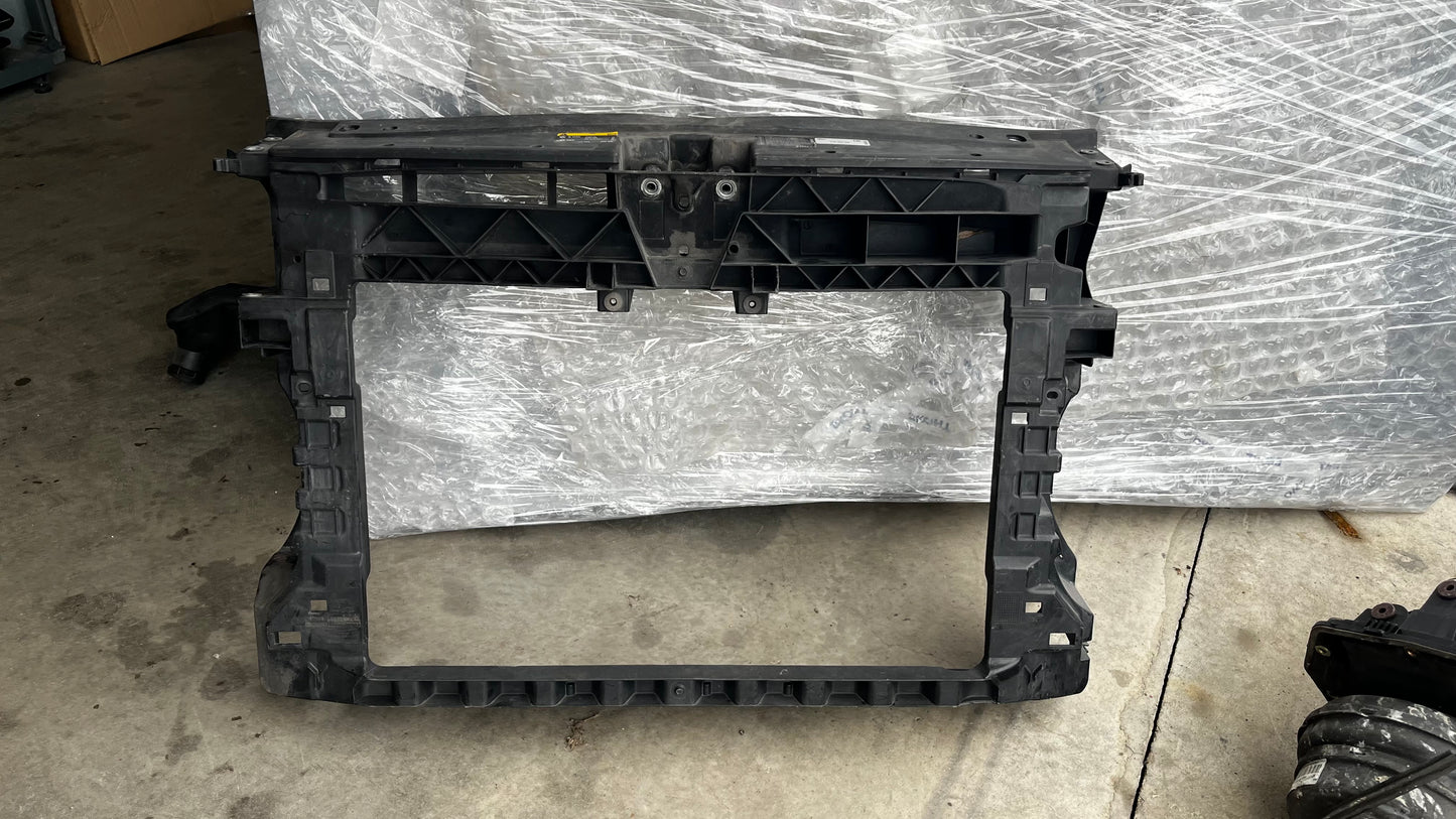 Volkswagen Caddy 2k рамка за радиатор