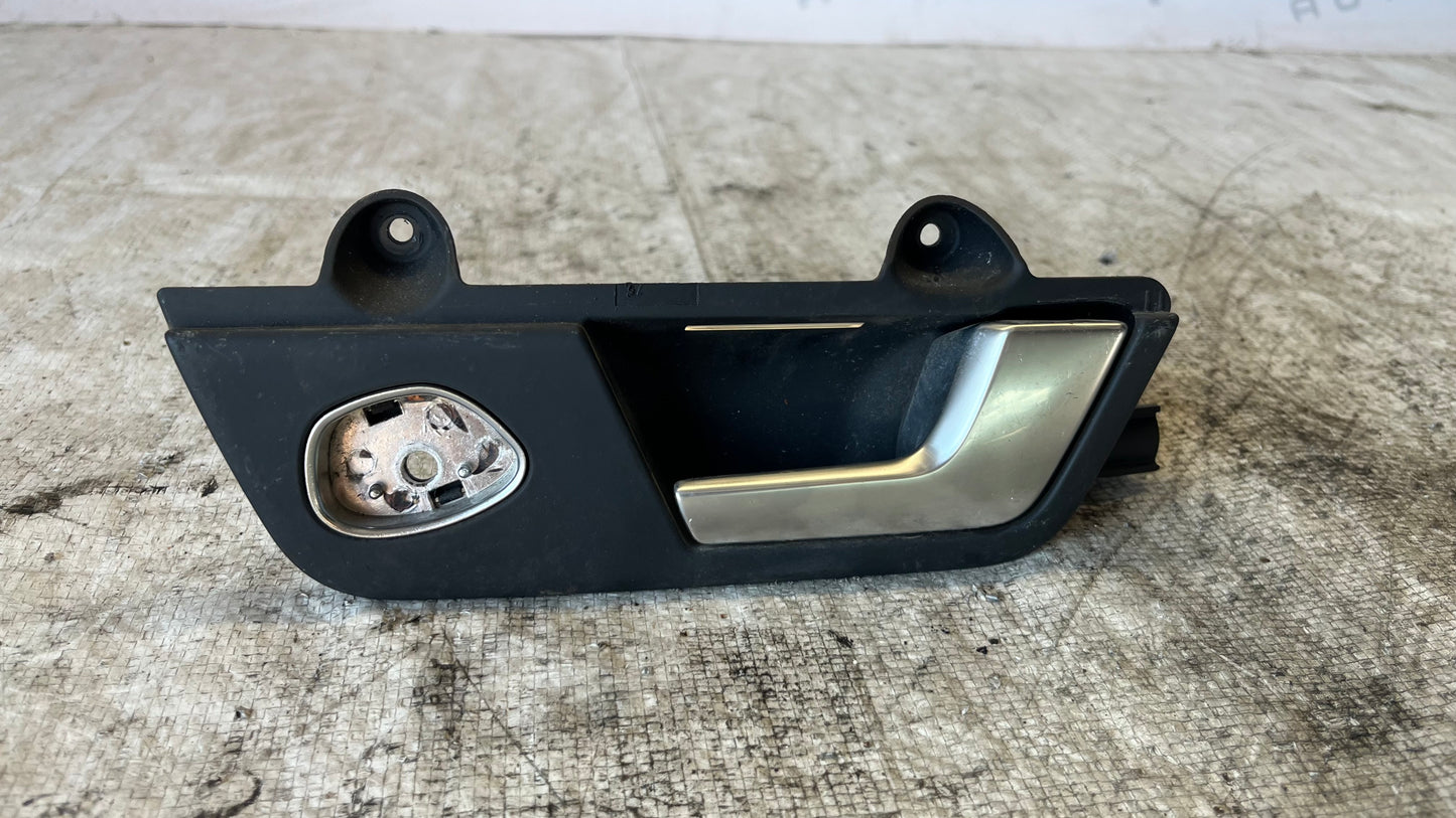 Audi A4 2.0TDi вътрешна дръжка задна дясна врата