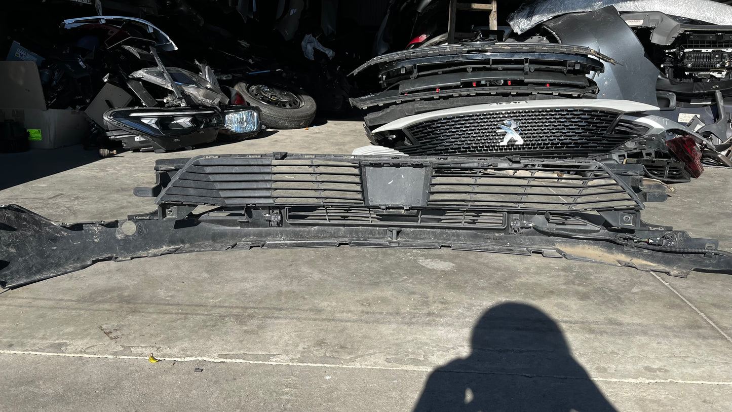 Peugeot 5008 2 предна решетка с лип
