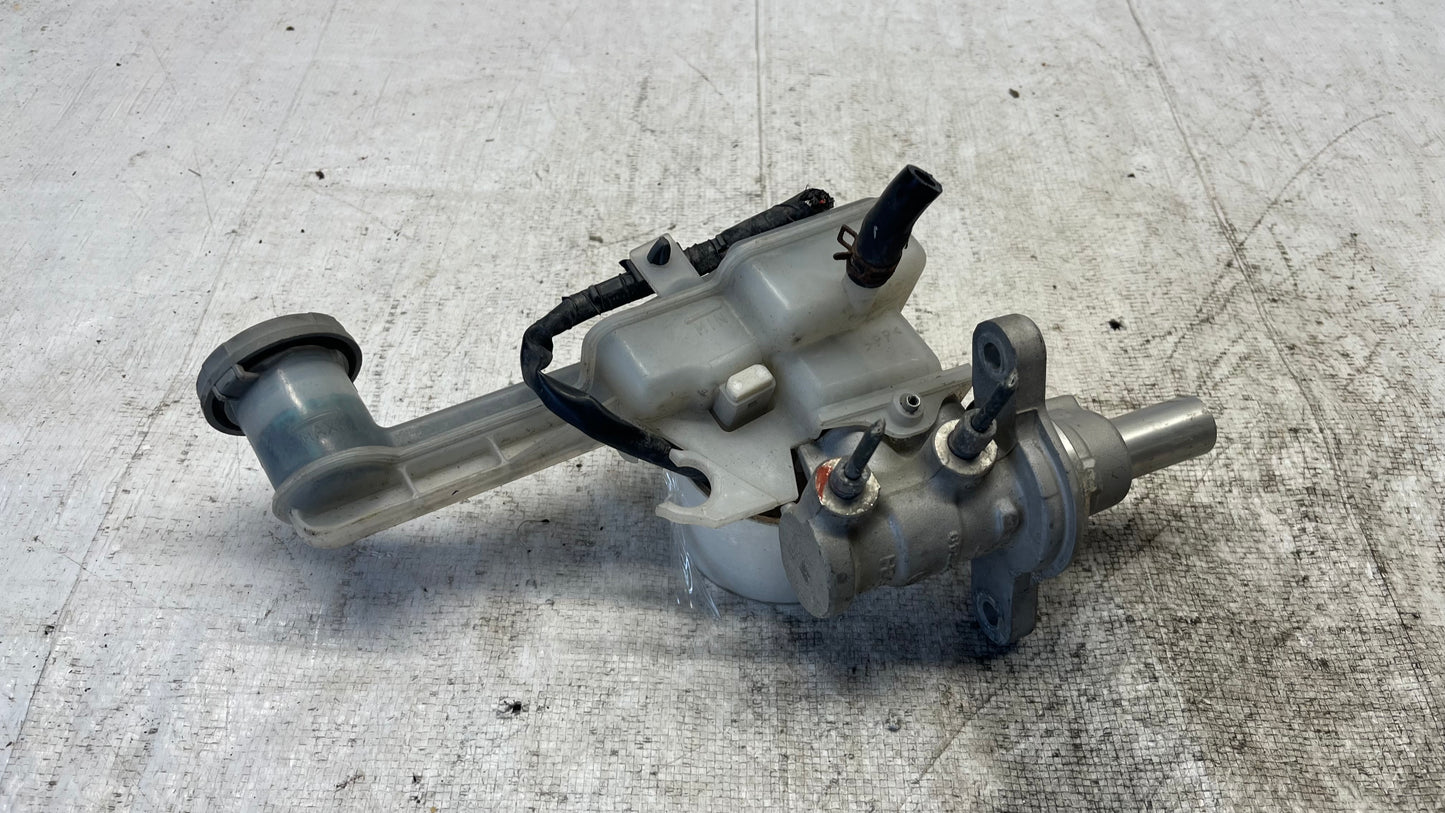 Suzuki SX4 10- 1.6 бензин спирачна помпа