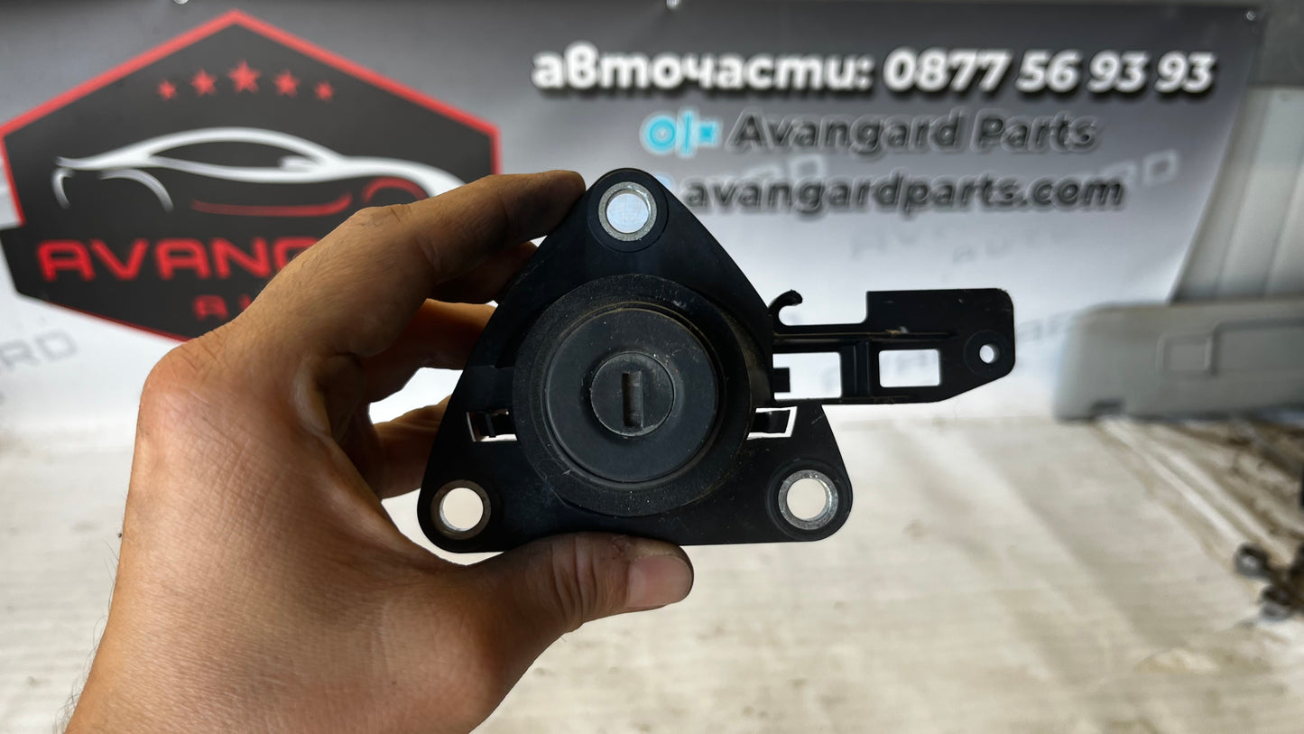 Dacia Duster 10- гнездо ключ за багажник