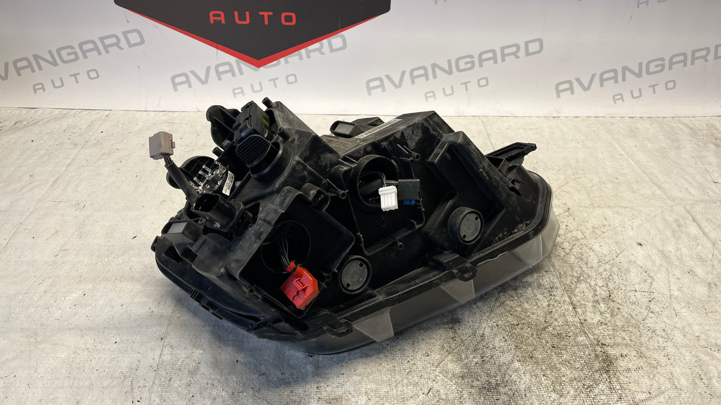 Volkswagen Amarok 17- ляв фар