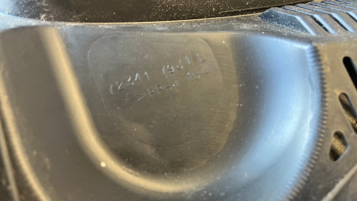 Suzuki SX4 лява лайстна под чистачки