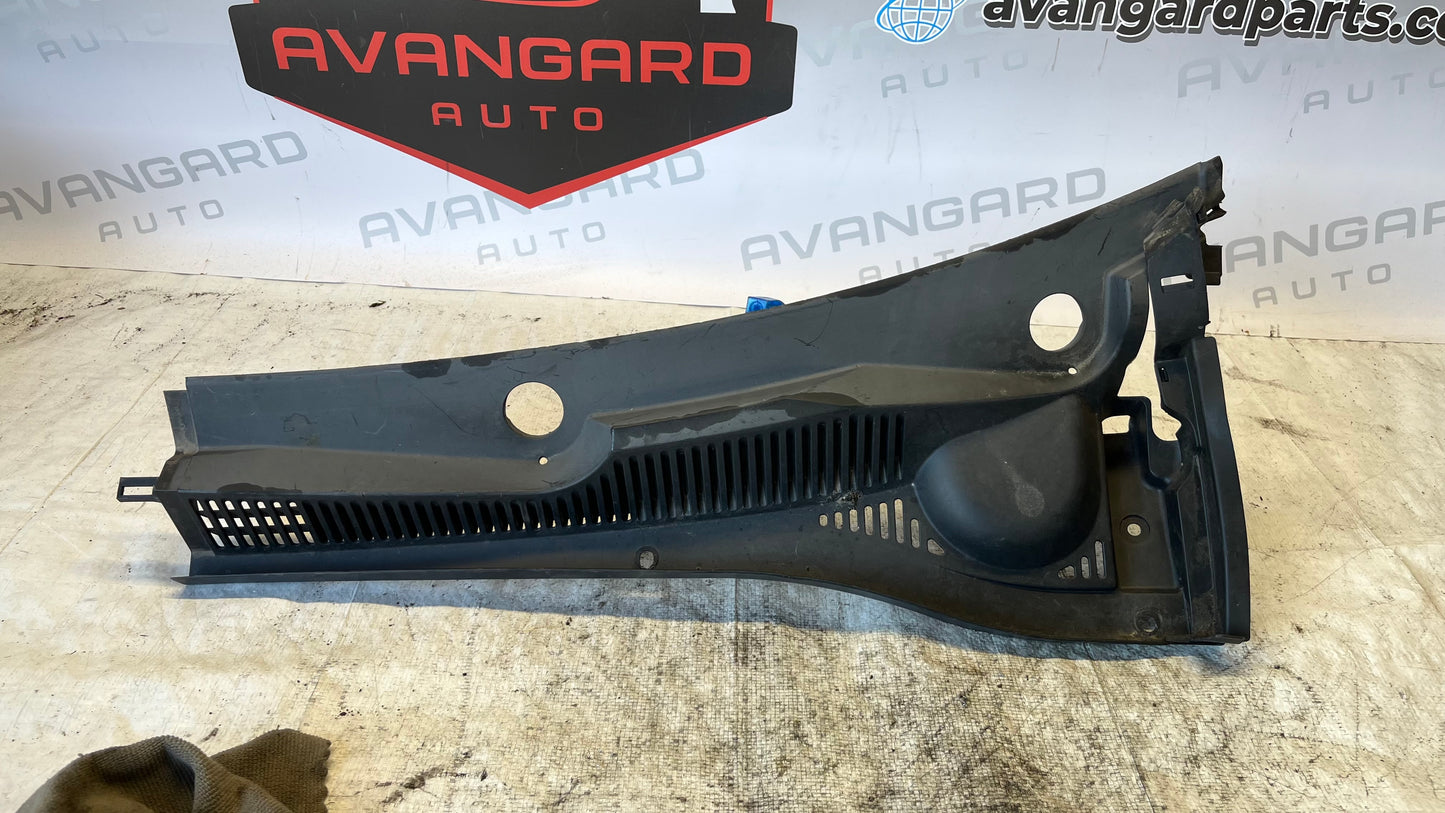 Suzuki SX4 лява лайстна под чистачки