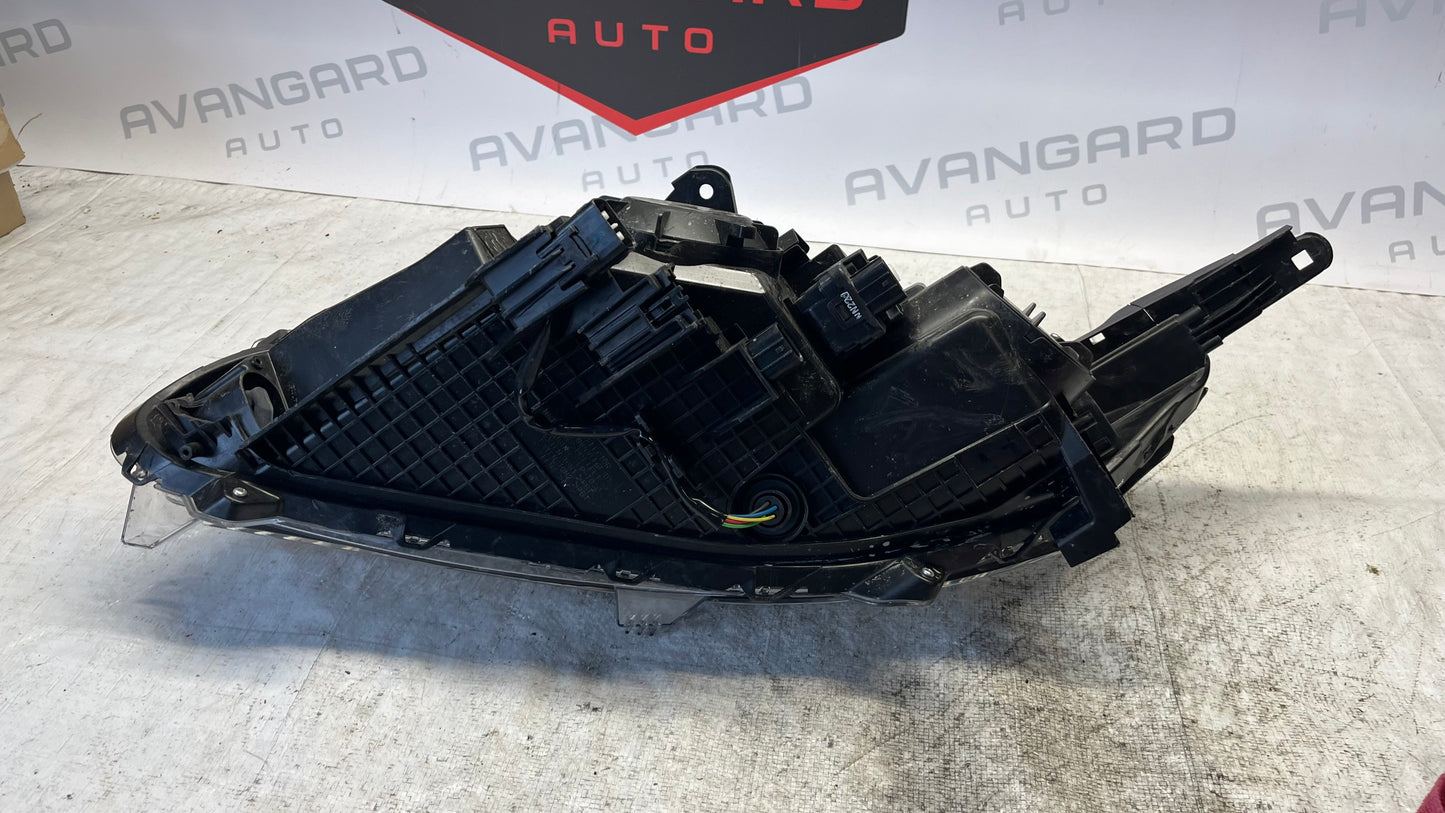 Mitsubishi L200 19- десен фар