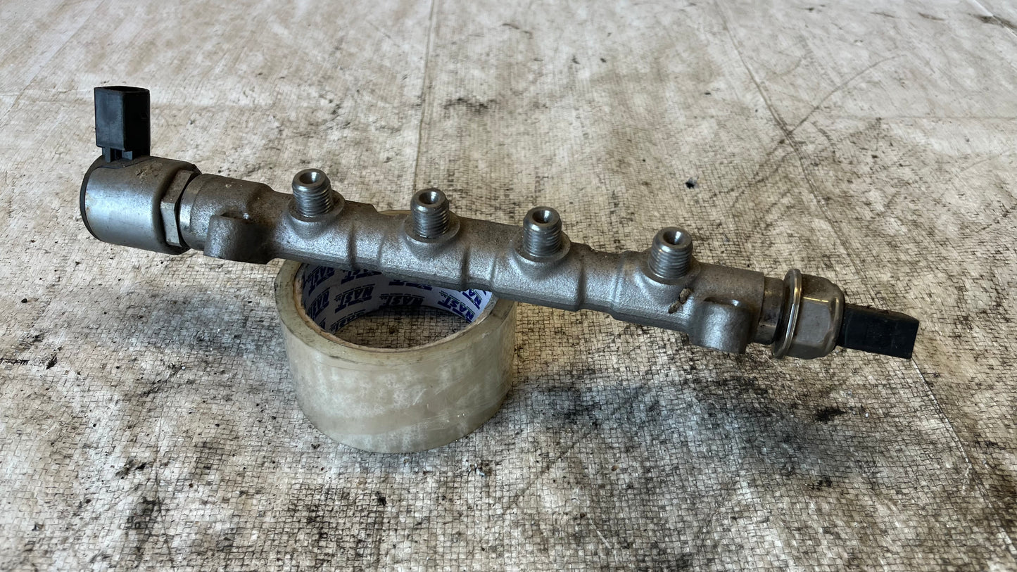 Volkswagen Skoda 1.6 TDi горивна рейка