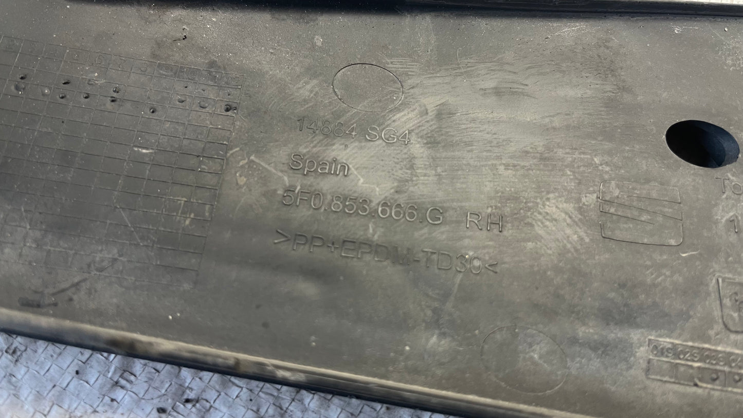 Seat Leon 17- дясна решетка за халоген