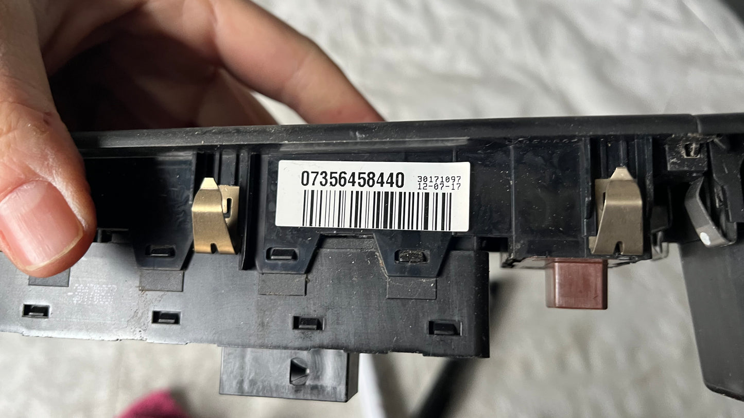 Jeep Renegade 19- панел с бутони на предна лява врата