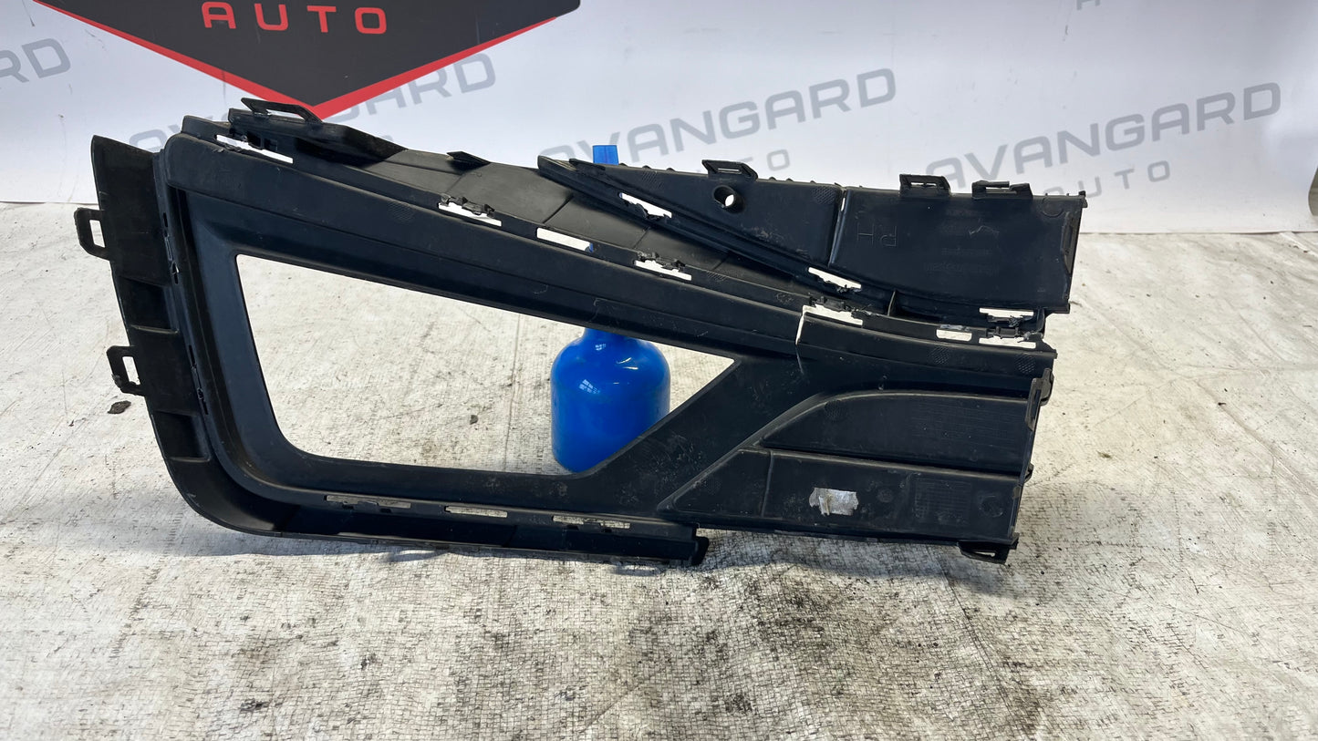 Volkswagen Polo дясна решетка за халоген