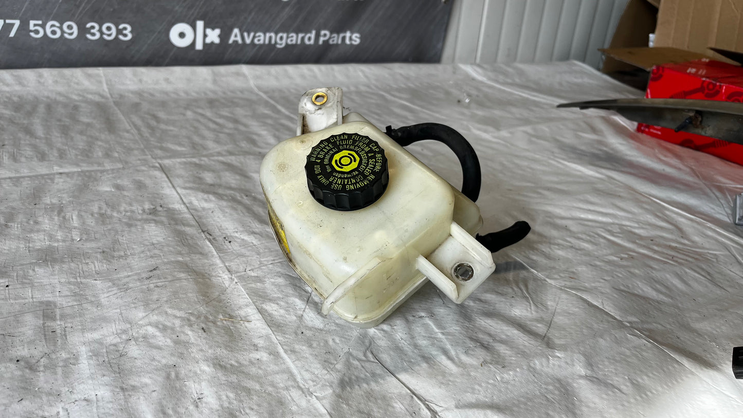 Toyota Yaris P13 казанче за спирачна течност