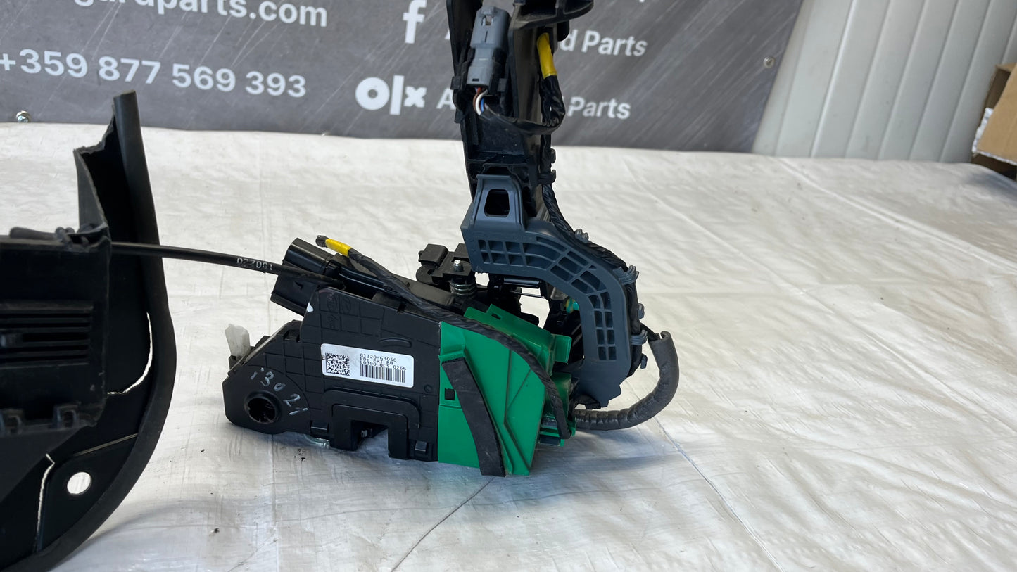 Hyundai i30 брава предна дясна