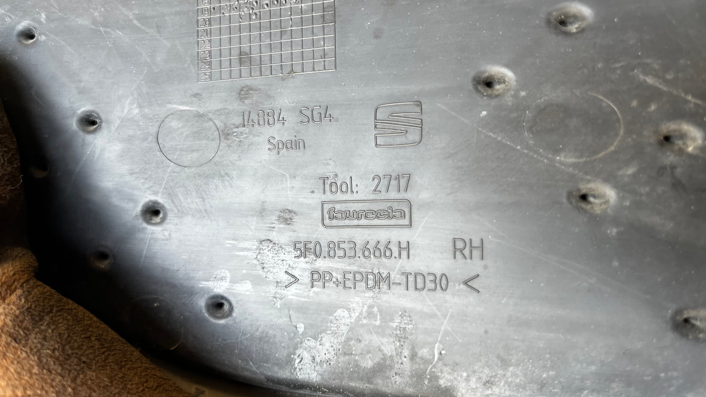Seat Leon FR 5F0 лява решетка за халоген