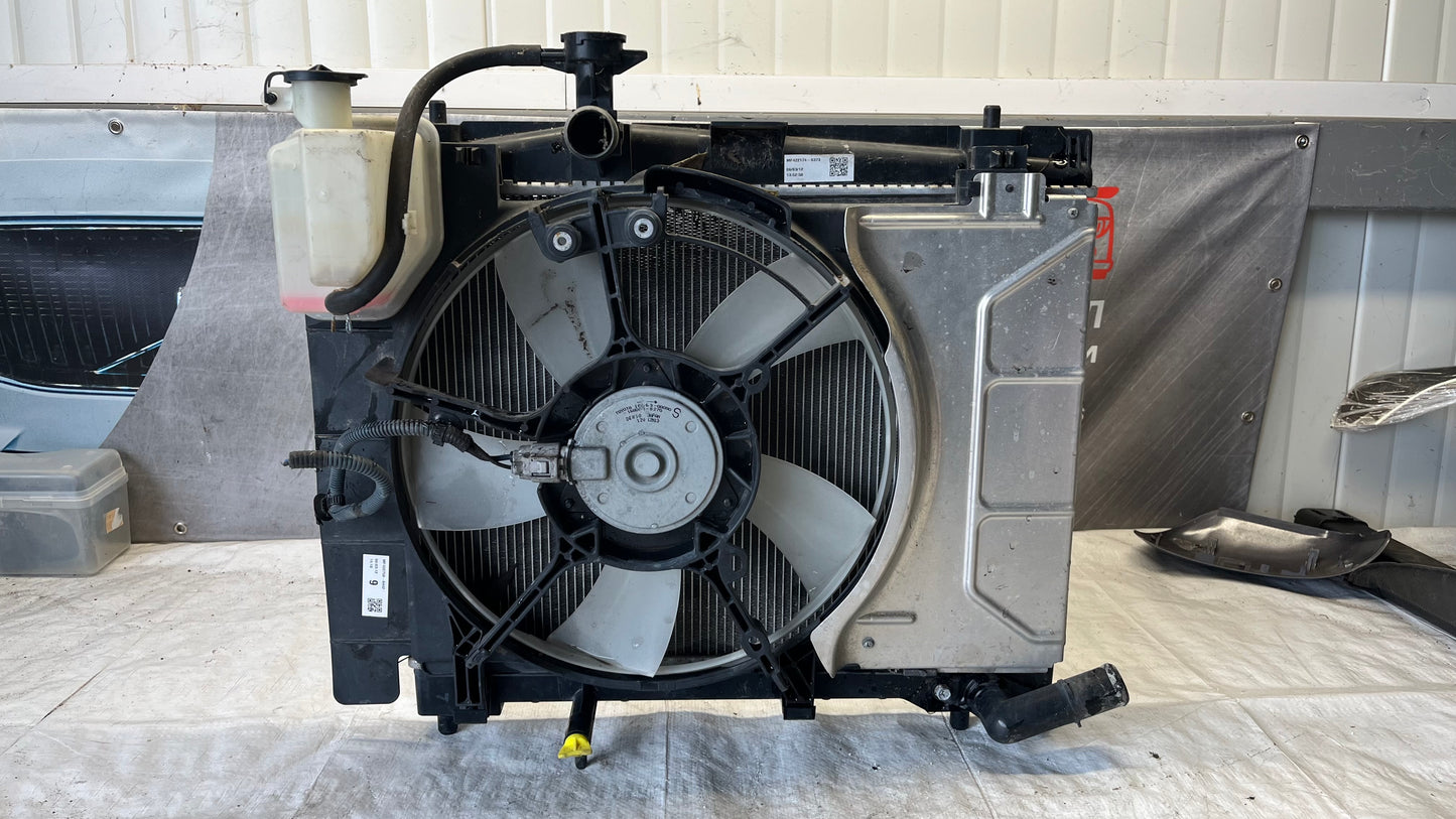 Toyota Yaris P13 радиатор