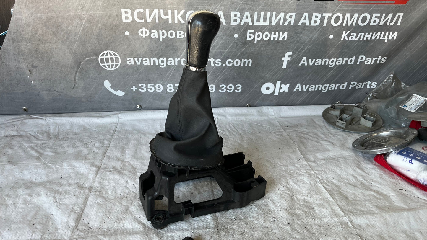Скоростен лост с маншон и топка Toyota Yaris 1