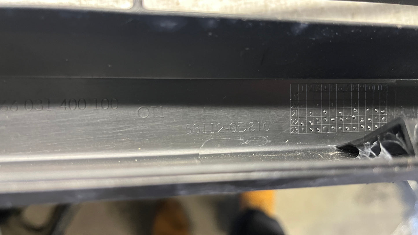 Toyota Yaris 15- предна решетка