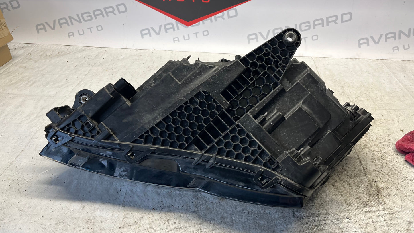 Skoda Superb 3 Lift 19- десен фар