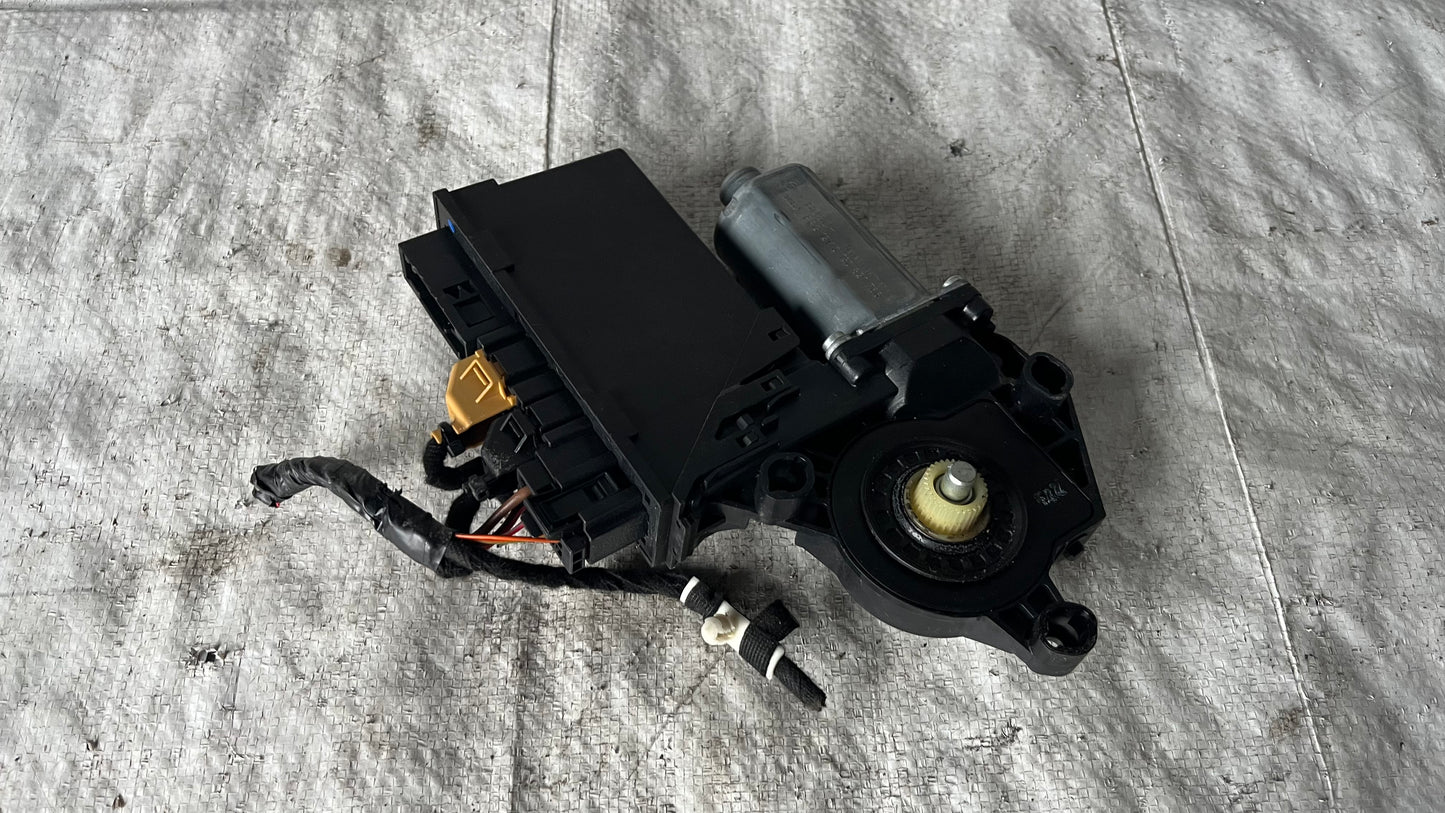 Audi A4 B7 моторче заден десен стъклоповдигач