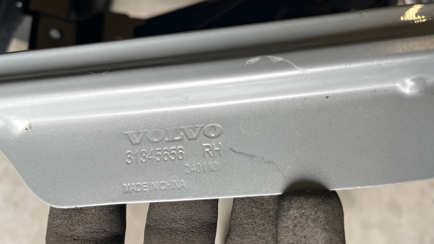 Volvo EX30 десен калник