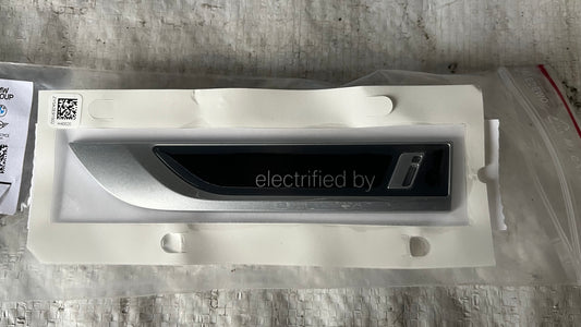 Метална табелка BMW “electrified by i”
