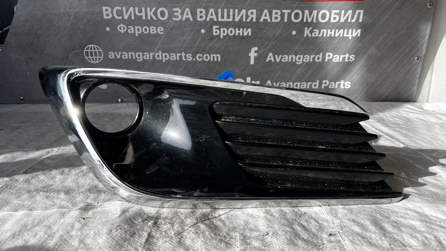 Toyota Auris 2 дясна решетка за халоген