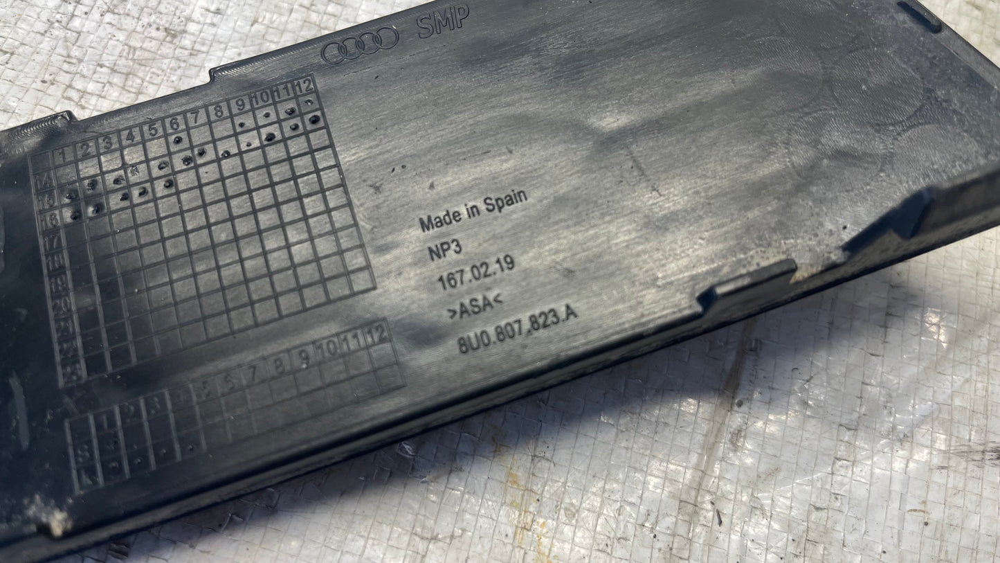 Audi Q3 16- декоративна решетка предна броня