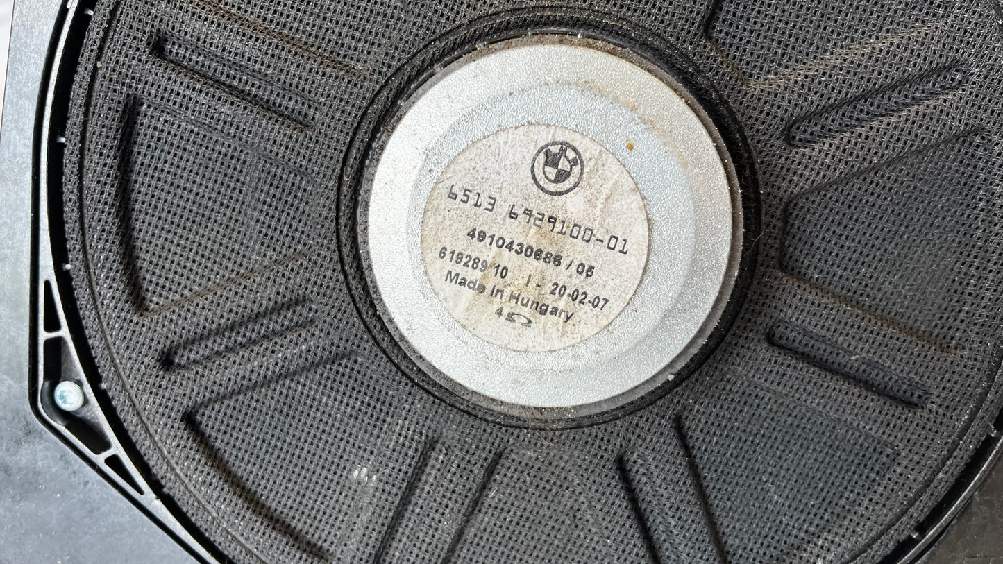 BMW X3 E83 суббуфер