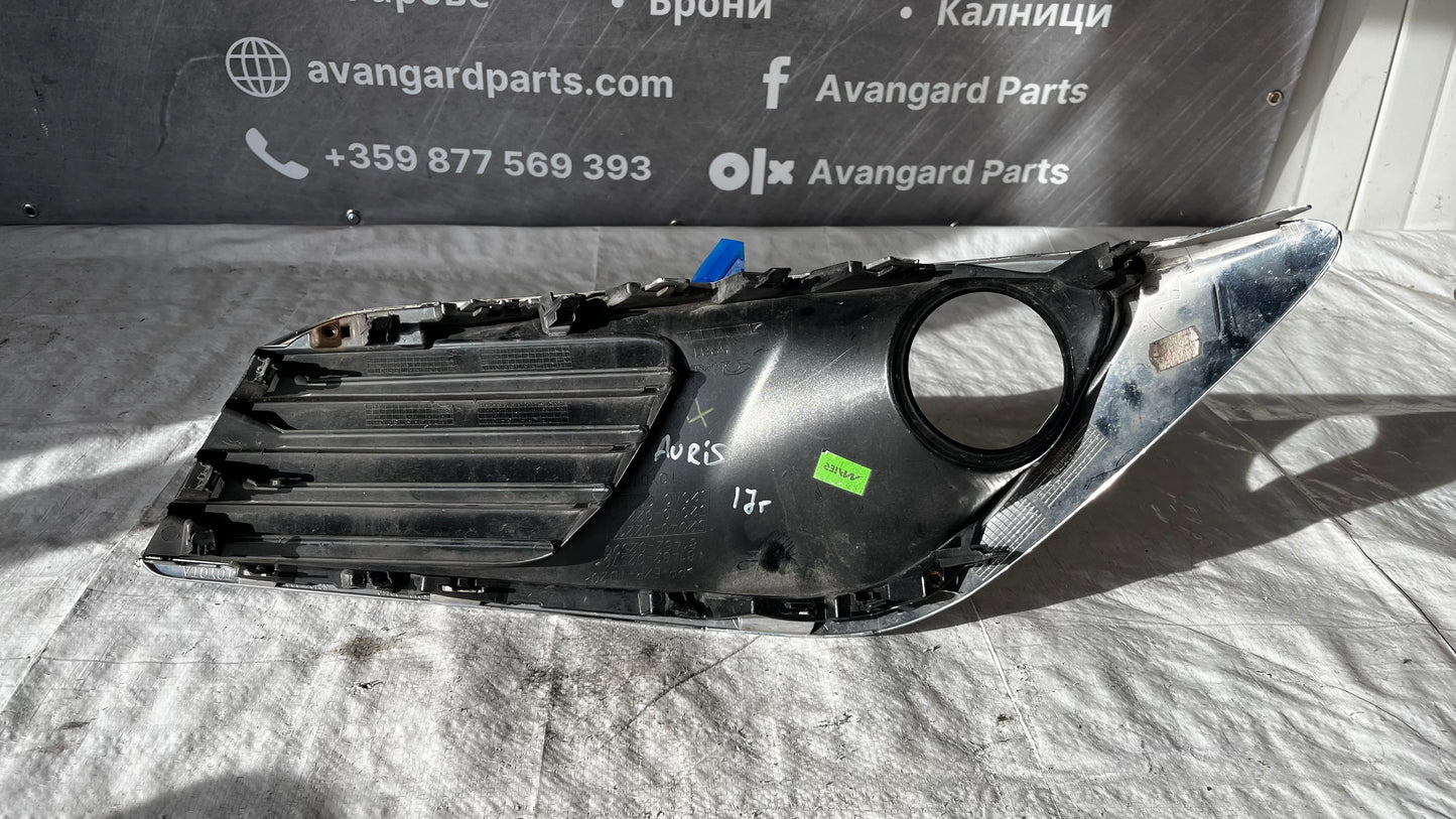 Toyota Auris 2 дясна решетка за халоген