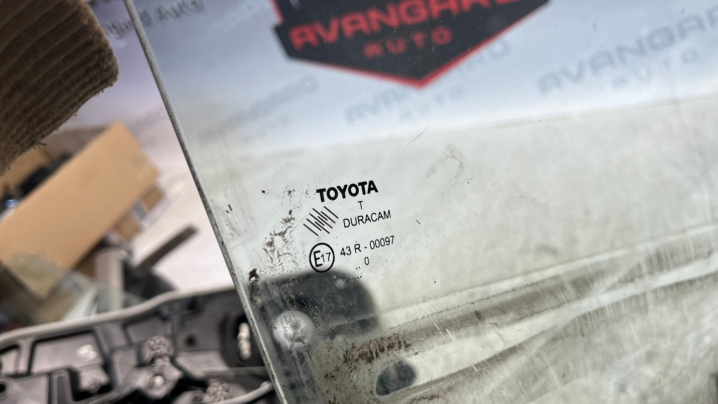 Toyota Verso 13- предно дясно стъкло