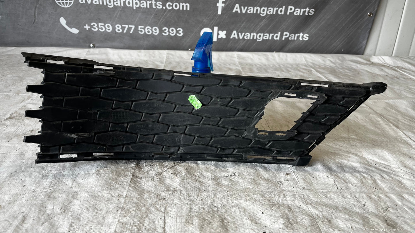 Skoda Karoq 21- дясна част от предна решетка