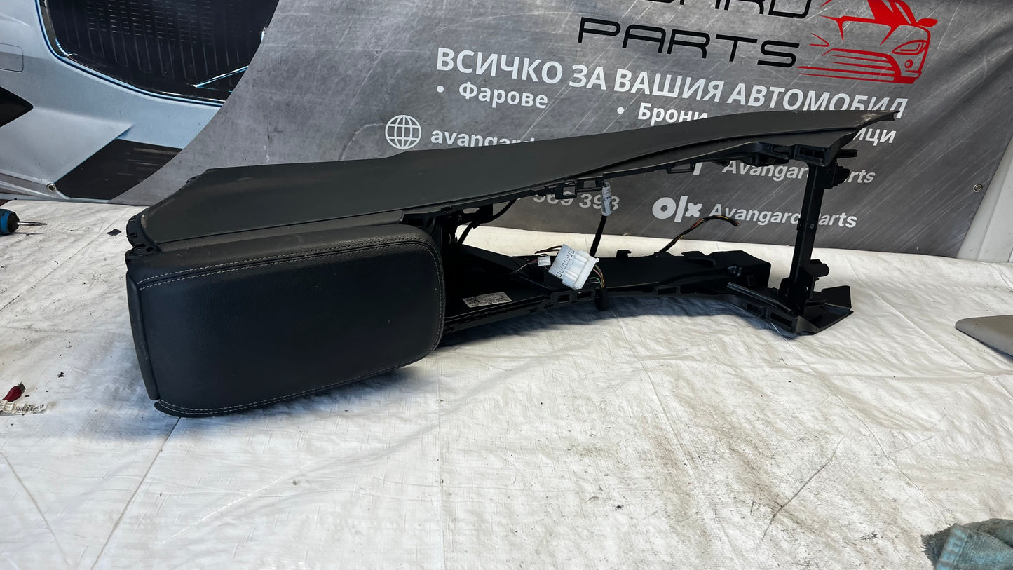 Mercedes CLA 200 средна конзола с жабка