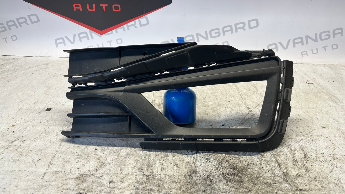 Volkswagen Polo дясна решетка за халоген