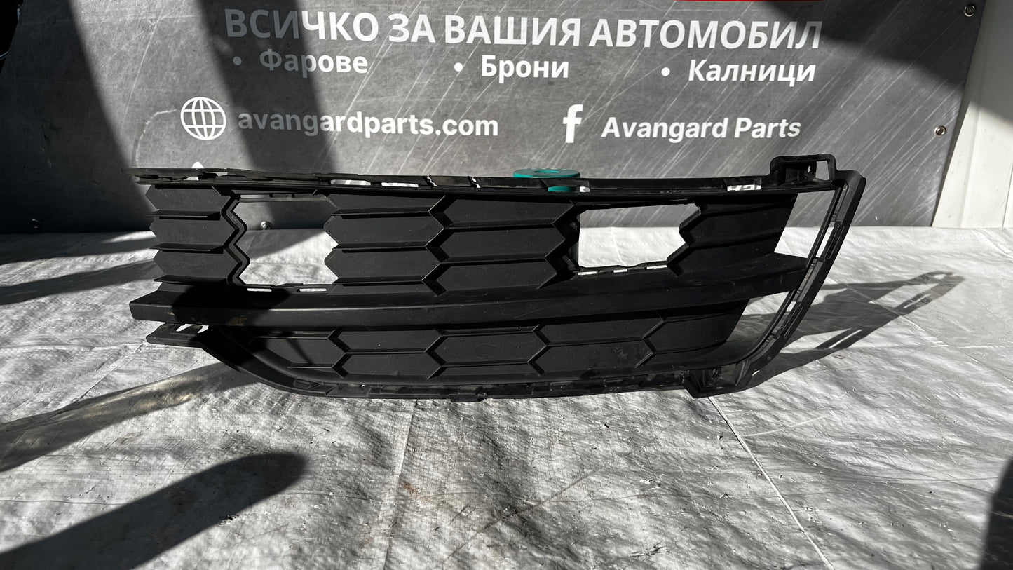 Skoda Karoq предна решетка дясна броня