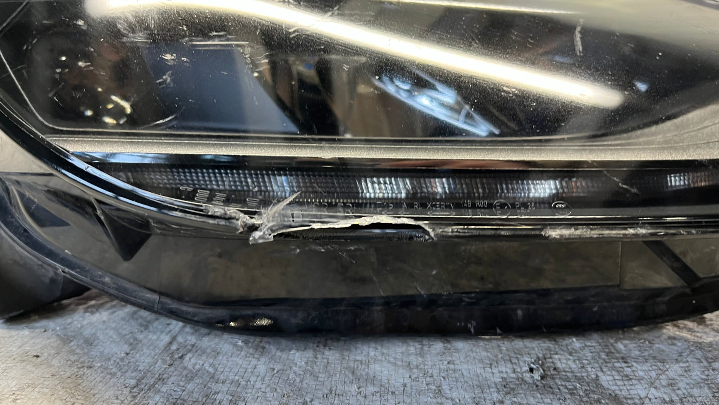 Tesla 3 19- десен фар